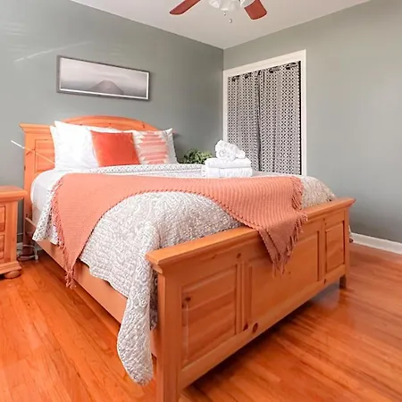 Peaceful Bungalow Near Capitol, Campus & Hospitals